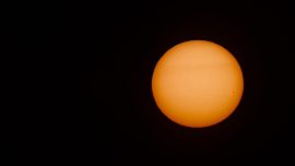 Qu'il est beau avec sa petite tâche solaire à 3:00 Plein soleil avec téléobjectif et filtre d'astrophoto solaire