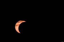 Un croissant de soleil, caressé par les nuages. Eclipse 12 Aout 2026