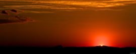 Le Pic Saint Loup paré des couleurs du coucher Coucher de soleil en plein été sur le pic Saint loup